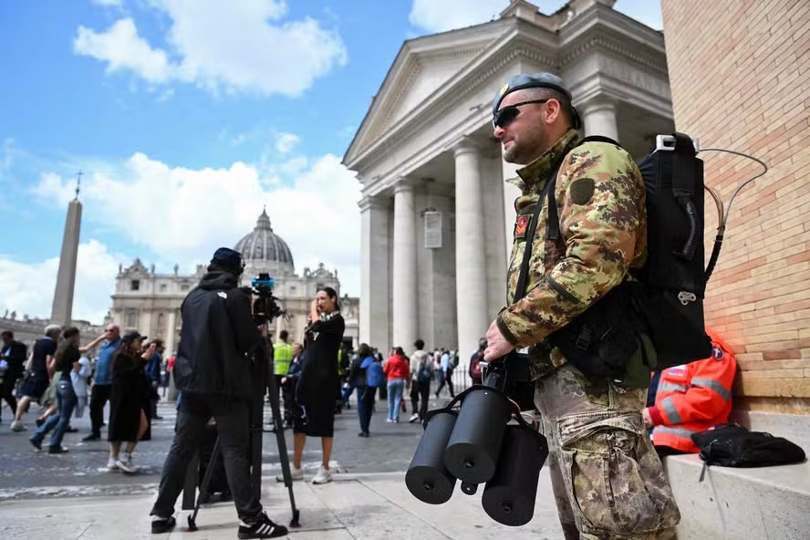 Militar italiano com equipamento antidrone patrulha área próxima à Praça de São Pedro 