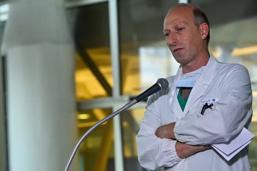 Sergio Alfieri, cirurgião do Papa Francisco, dá entrevista coletiva após procedimento 