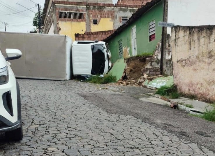 Veículo atingiu um carro e uma casa, que teve o muro parcialmente destruído