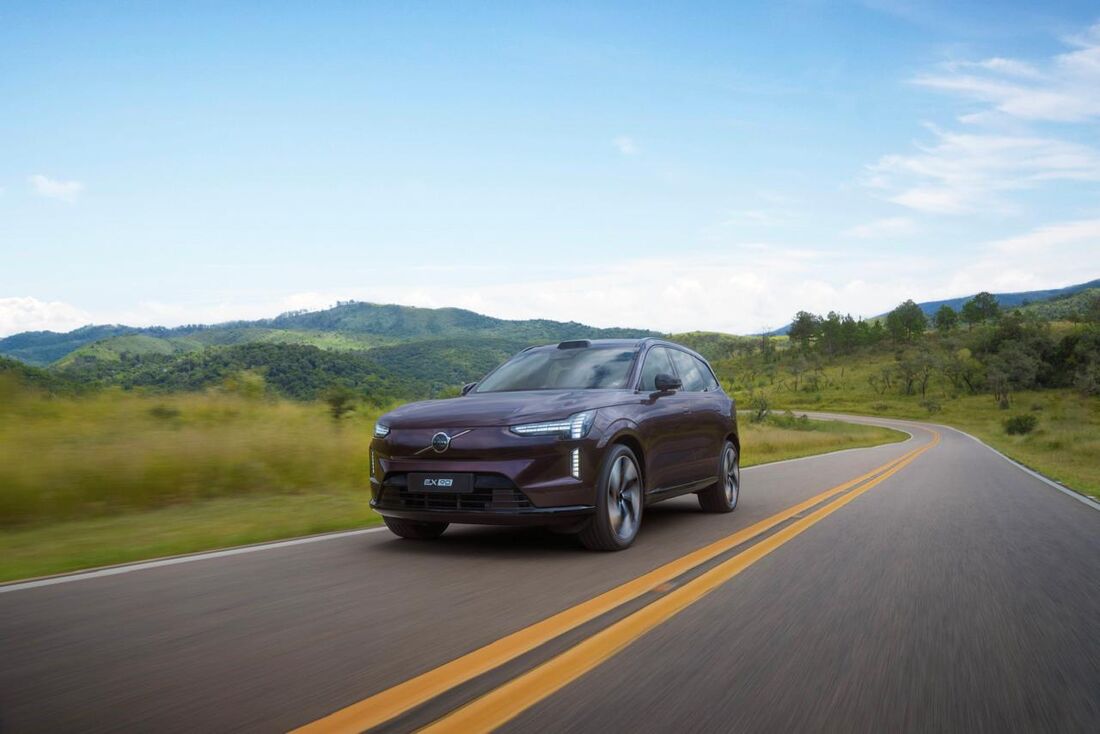 O EX90 tem sete lugares e chega oficialmente à loja nesta sexta-feira (25)