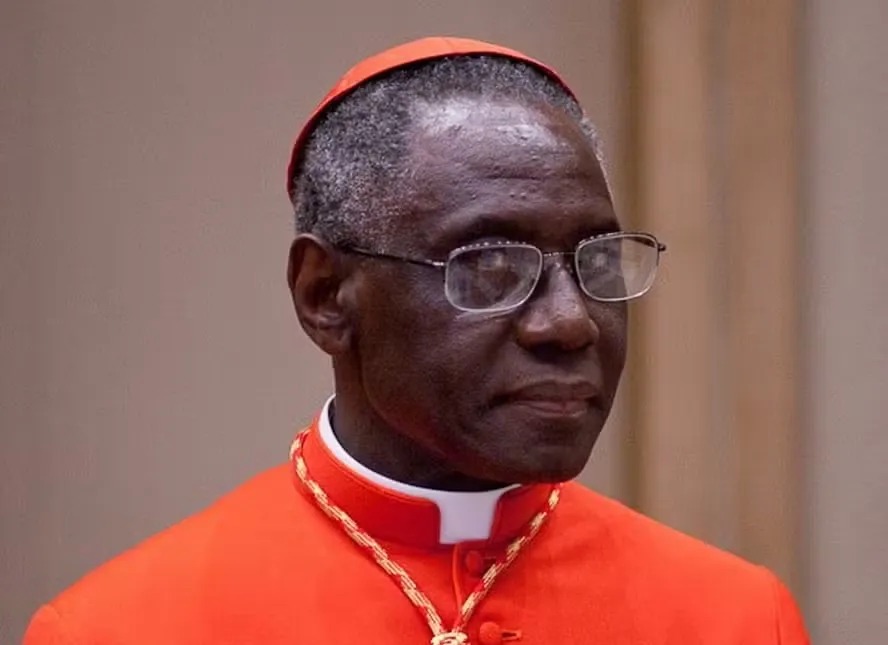 Cardeal ultraconservador Robert Sarah se posiciona contra celibato opcional e ordenação de homens casados
