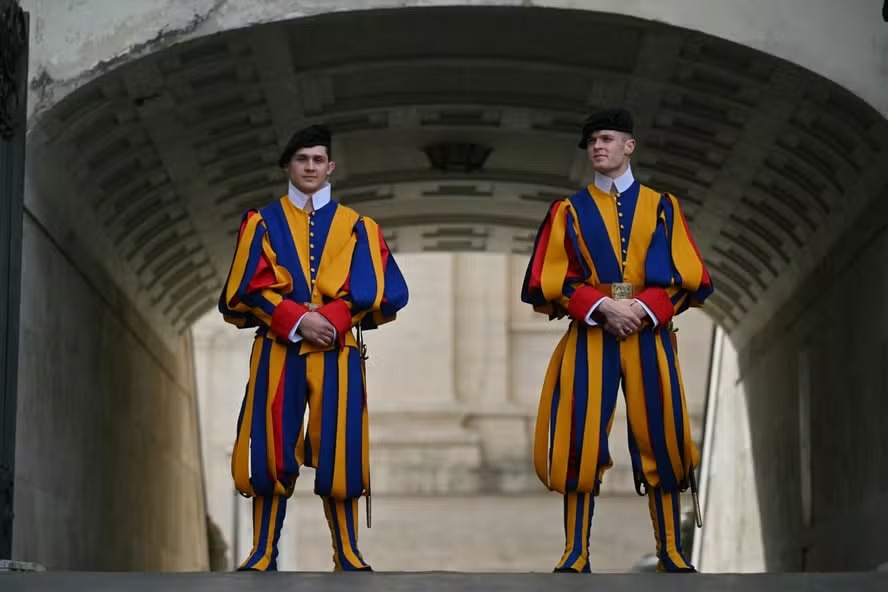 Guarda Suíça faz a segurança do Papa há cerca de 500 anos