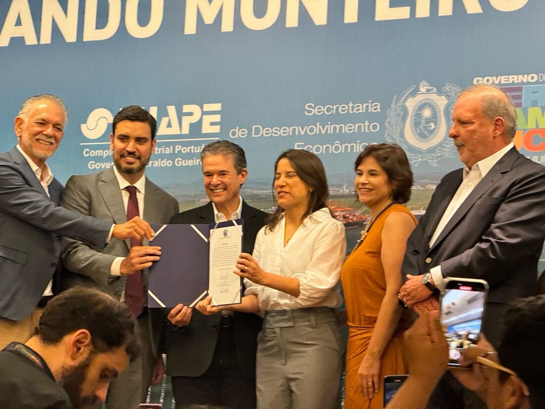 Armando Bisneto chega cercado de força política