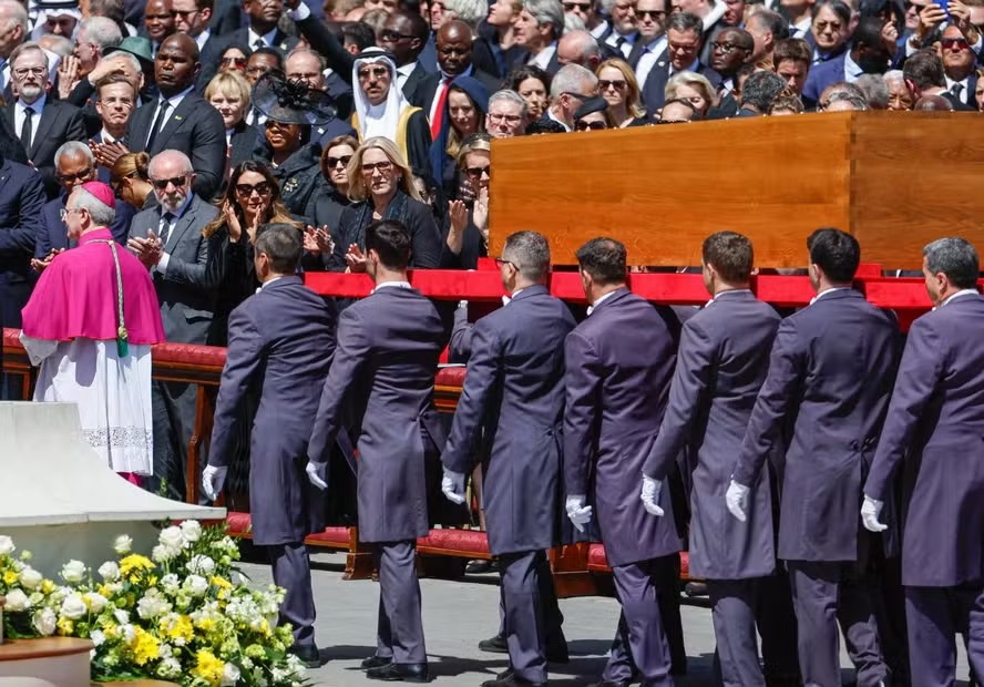 Presidente Lula e a primeira-dama Janja dão último adeus ao Papa Francisco na Praça de São de Pedro, no Vaticano