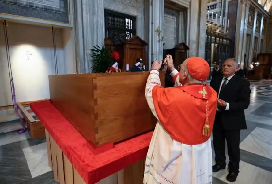Vaticano divulga foto de cerimônia restrita de sepultamento do Papa Francisco