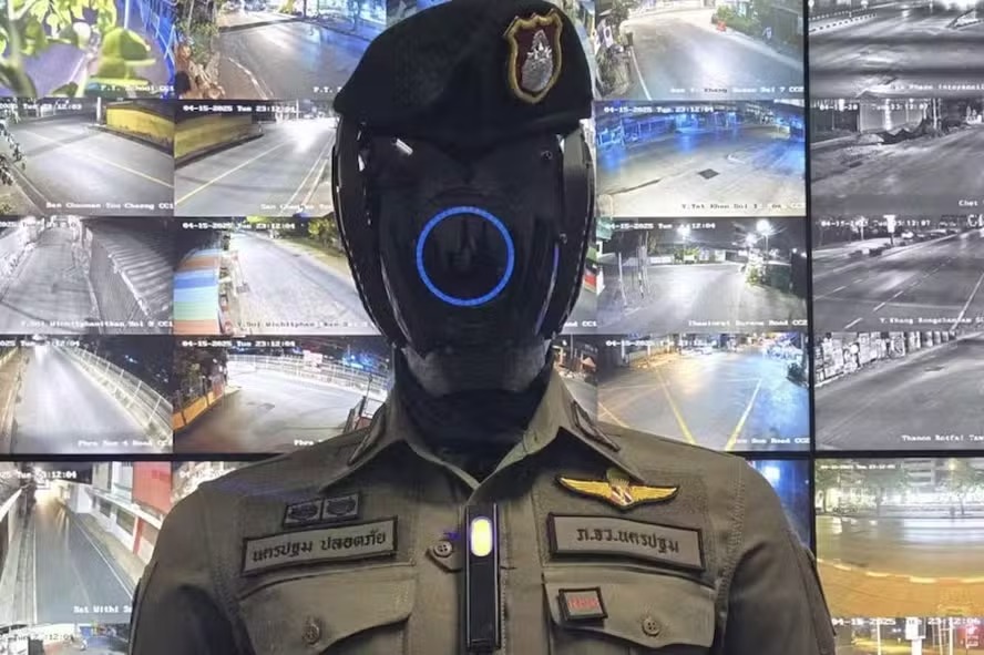 A polícia tailandesa revelou o AI Police Cyborg 1.0, um robô projetado para aumentar a segurança pública: ele tem acesso a câmeras de segurança, controla drones e incorpora reconhecimento facial de pedestres 