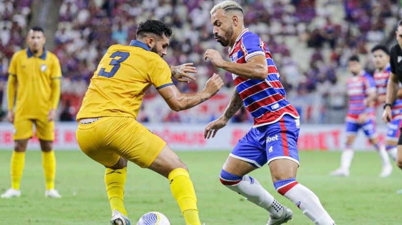 Atacante Moisés e zagueiro Michel Bennech disputam lance no jogo Fortaleza x Retrô, no Castelão, pela Copa do Brasil 2024