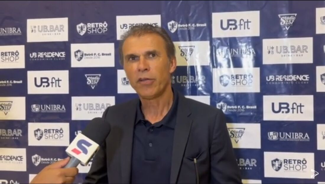 Milton Mendes, técnico do Retrô, durante entrevista