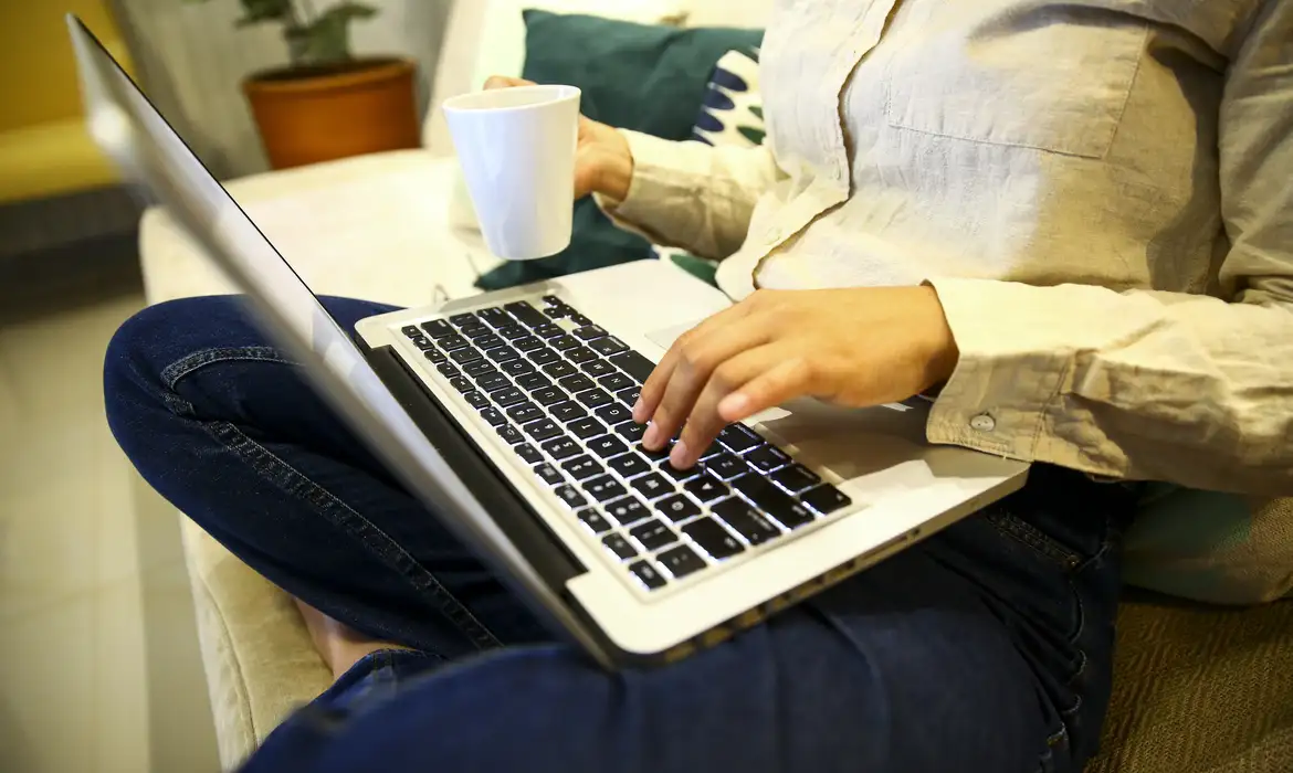 Com a popularização das compras online, golpes envolvendo falsos sites de e-commerce aumentam significativamente durante o período do Dia das Mães