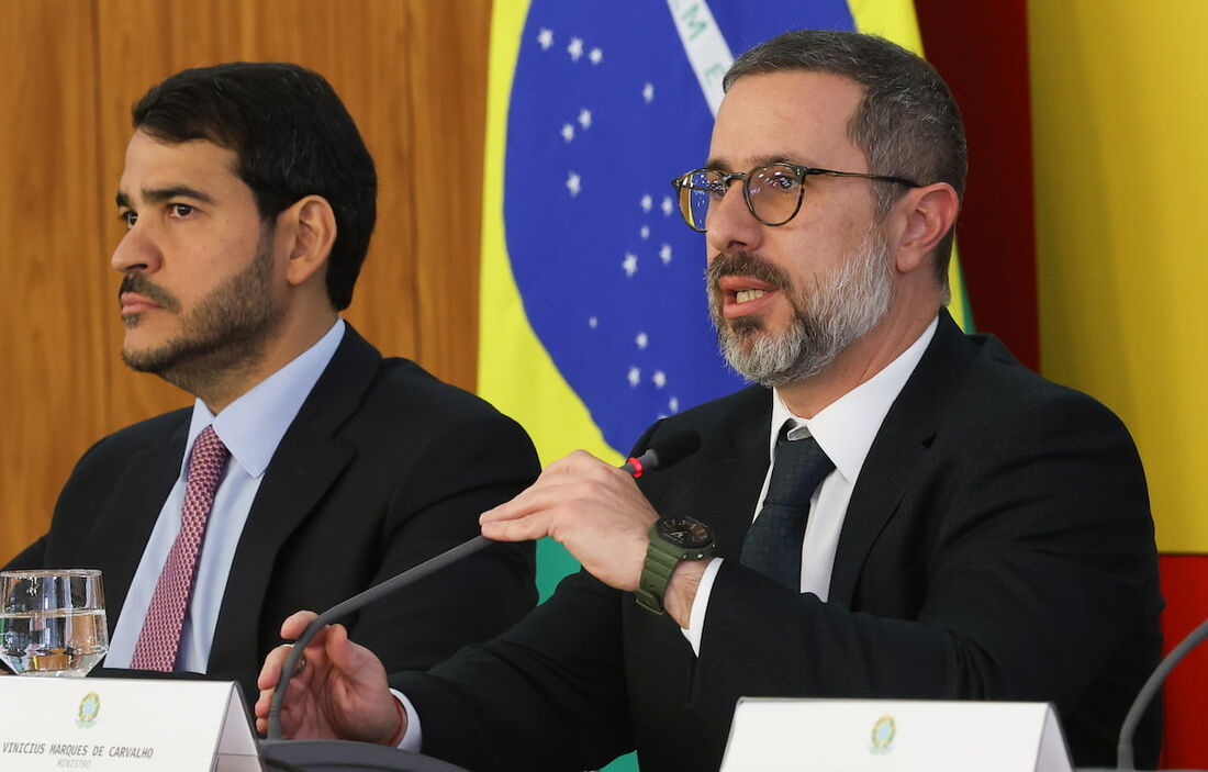 O ministro da Controladoria-Geral da União, Vinicius Carvalho (E), ao lado do ministro Jorge Messias (AGU).