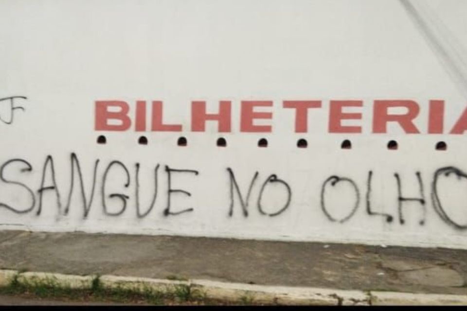 Fachada dos Aflitos pichada em protesto dos torcedores