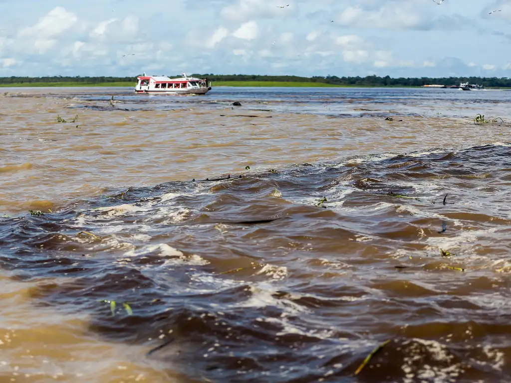 Encontro das águas dos rios Negro e Solimões, em Manaus.