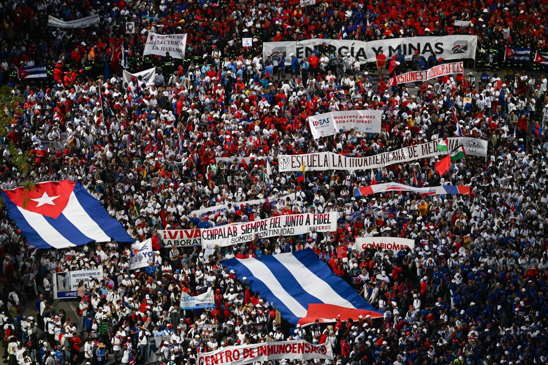 Centenas de milhares de pessoas ocuparam uma importante avenida de Havana durante manifestação pelo Dia dos Trabalhadores em Cuba