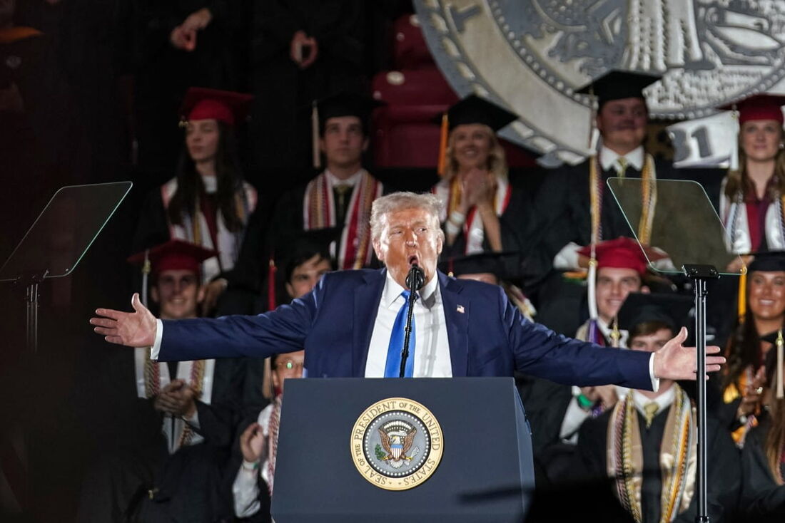 O presidente dos EUA, Donald Trump, em discurso de formatura na Universidade do Alabama em Tuscaloosa, Alabama