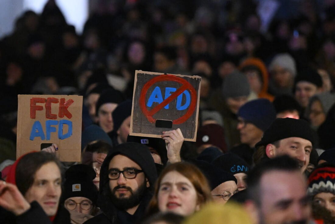 Cartazes durante uma manifestação contra o extremismo de direita e a política do partido de extrema direita alemão AfD