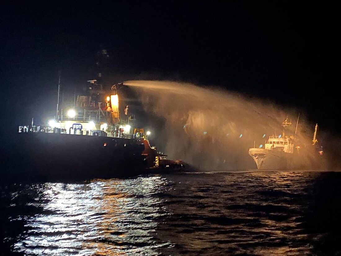 Um navio do Serviço de Tráfego de Embarcações de Malta (VTS) apagando o navio Conscience (R), após receber um pedido de socorro relatando um incêndio na proa enquanto estava fora das águas territoriais. 