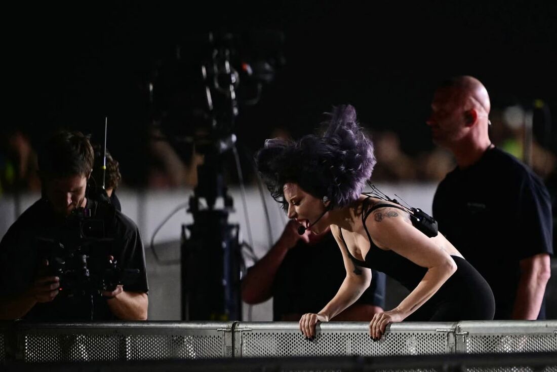 Lady Gaga sobe ao palco durante um ensaio na praia de Copacabana, no Rio de Janeiro