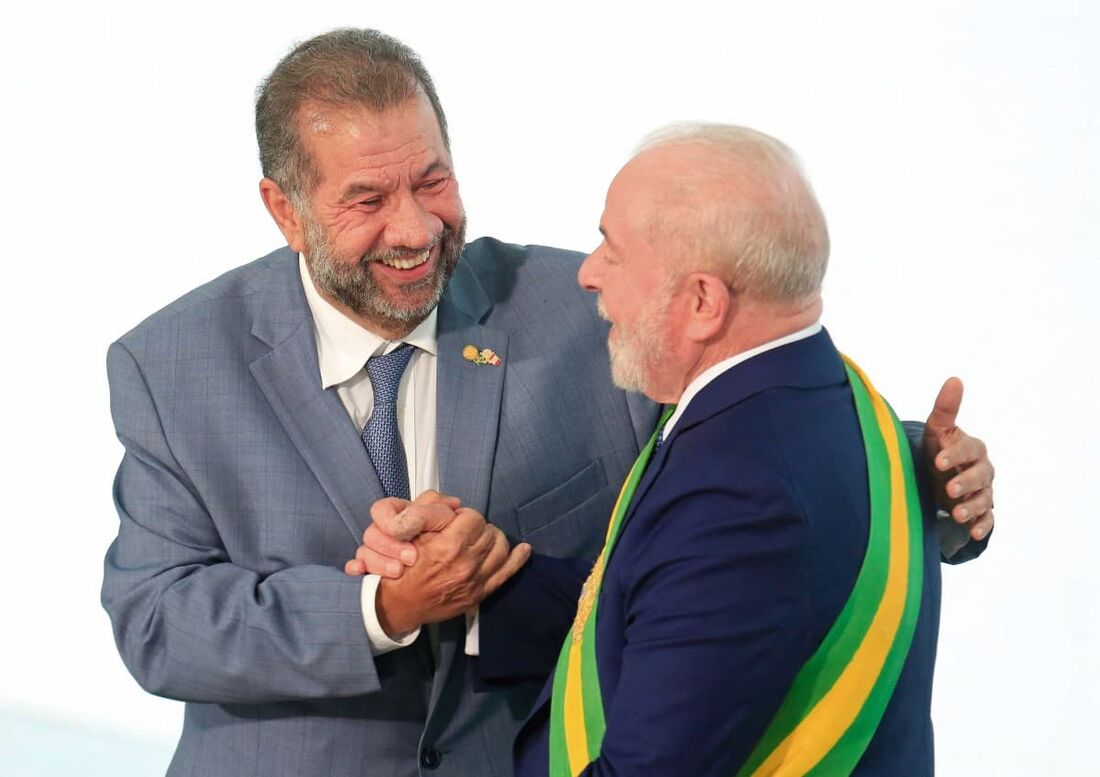 Luiz Inácio Lula da Silva (D) com o então ministro da Previdência Social, Carlos Lupi, durante a cerimônia de posse
