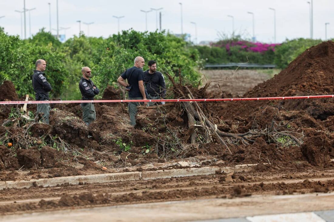 Uma cratera perto de uma estrada fora do aeroporto Ben Gurion de Israel depois que um míssil lançado do Iêmen atingiu a área