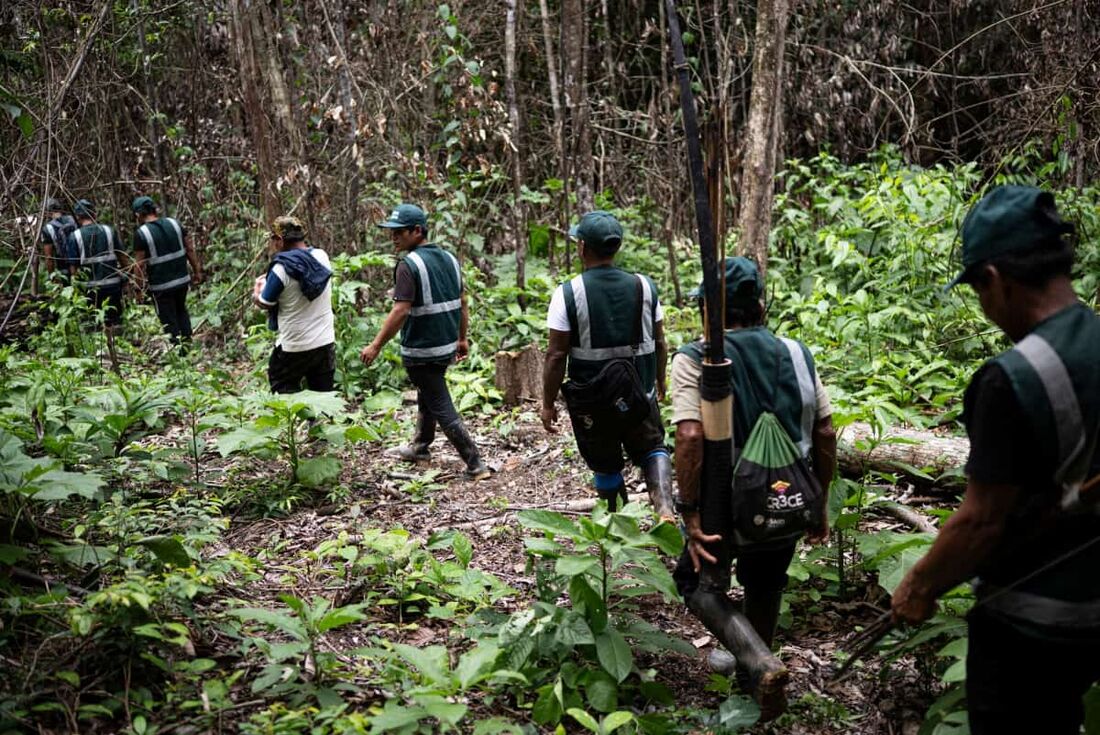 Membros da Guarda Indígena Shipibo Konibo patrulhando contra madeireiros ilegais perto de Caimito, departamento de Ucayali, Peru