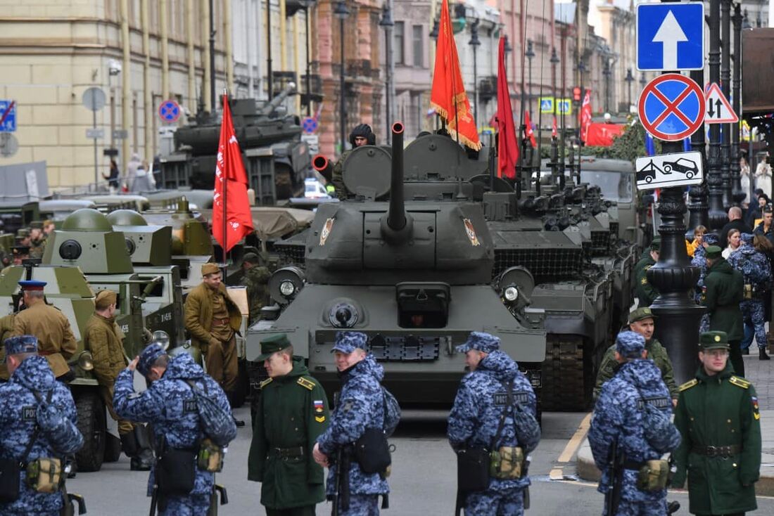 Participantes se preparam para um ensaio do desfile militar do Dia da Vitória