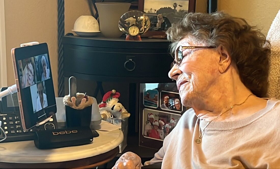 Renée Guette, sobrevivente de um campo de concentração da Segunda Guerra Mundial, conversa com Andrée Dupont, uma velha amiga que conheceu antes do campo e que agora mora na França, por meio de um iPad