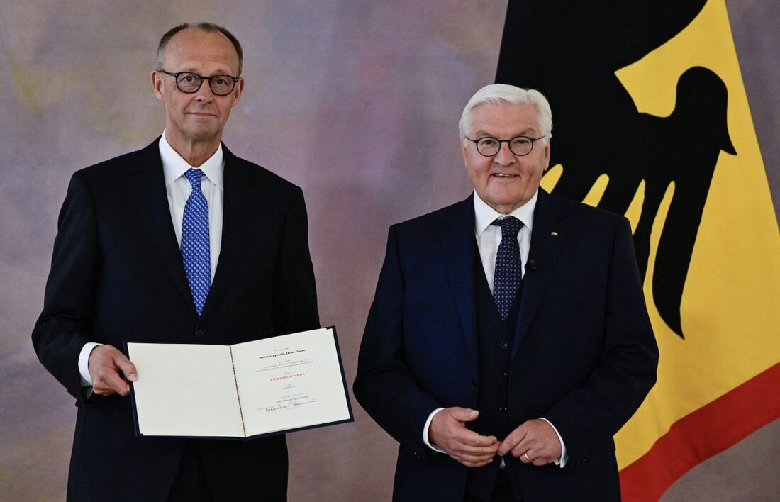 Friedrich Merz (E) recebe seu certificado de nomeação do presidente alemão Frank-Walter Steinmeier após ser eleito o novo chanceler da Alemanha