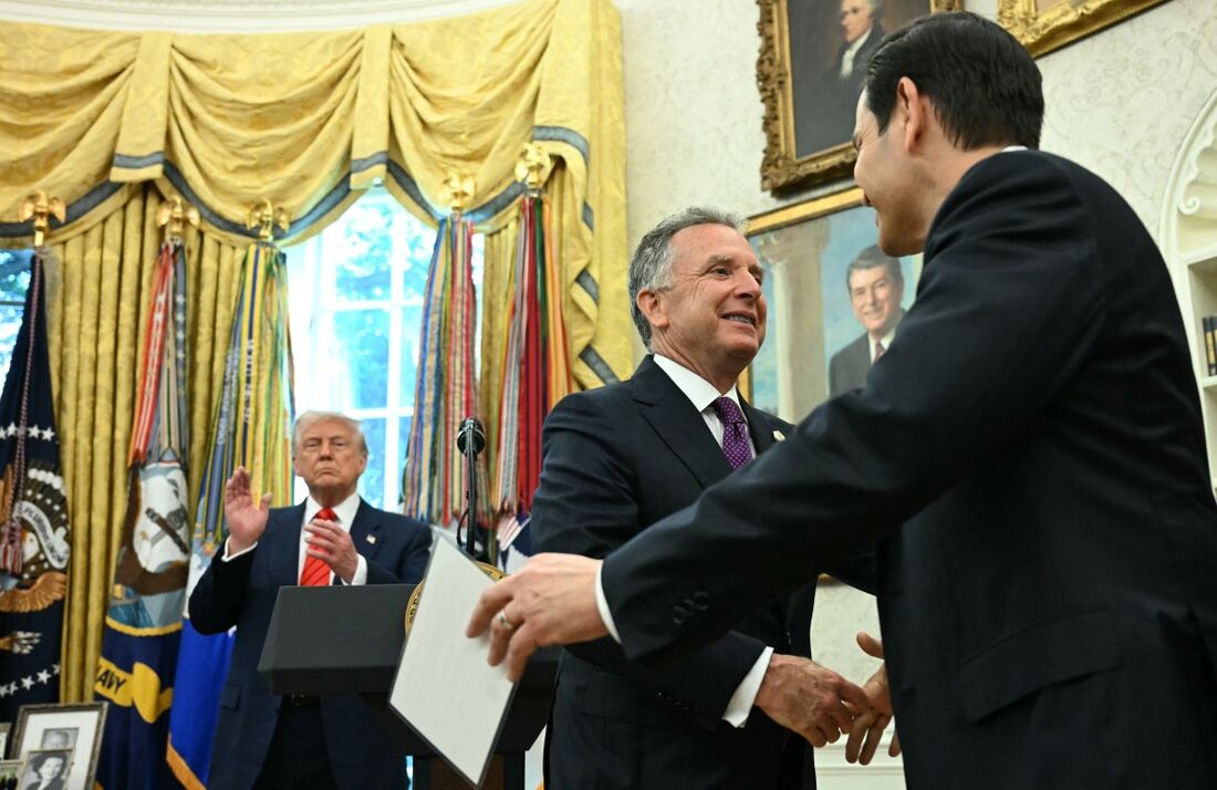 Opositores venezuelanos refugiados em embaixada argentina em Caracas chegam aos EUA