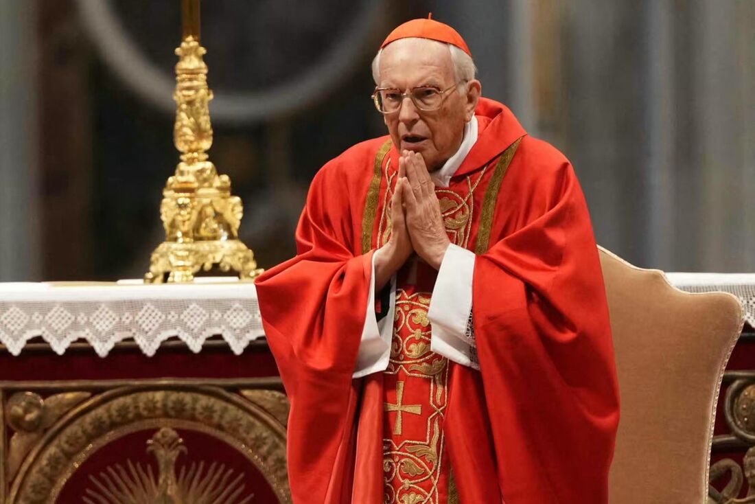 Cardeal Giovanni Battista Re presidiu a missa para abrir o Conclave