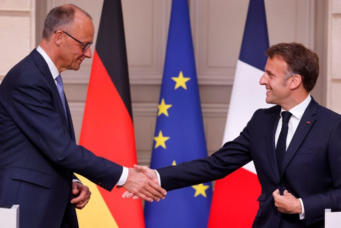 O recém-eleito chanceler alemão Friedrich Merz (Esq) e o presidente francês Emmanuel Macron (Dir)