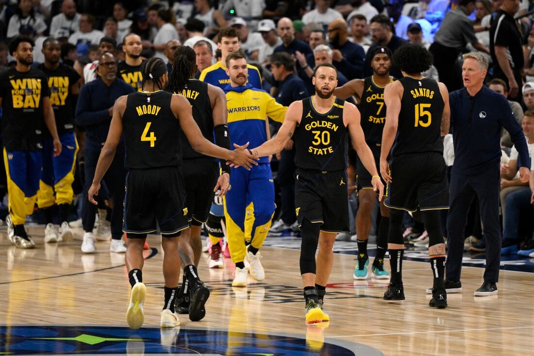 Curry sofreu uma lesão muscular no posterior da coxa esquerda e deixou a partida ainda no segundo período