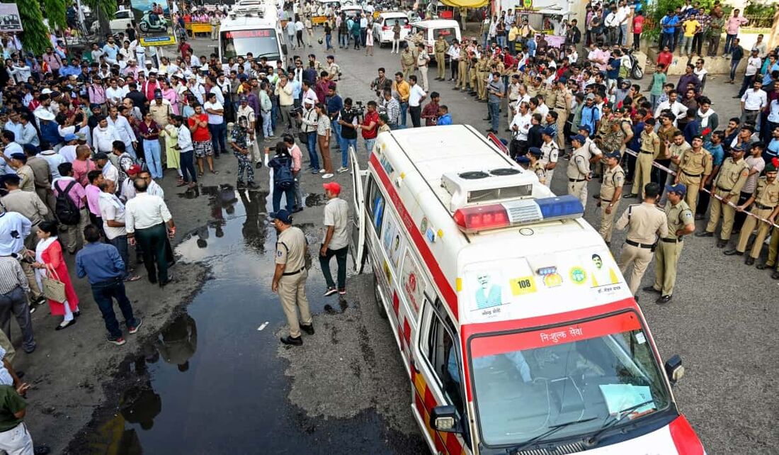 Parte dos exercícios simulados de defesa civil em todo o país perto de um shopping center em Jabalpur, Índia