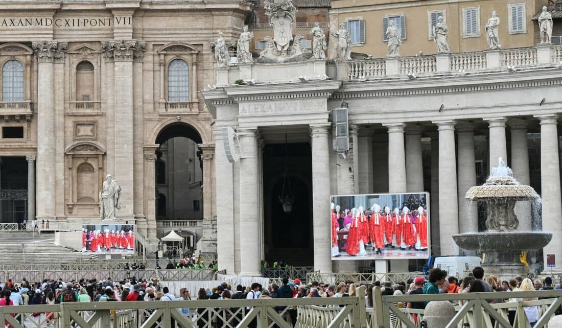 Praça São Pedro durante missa que antecede o conclave