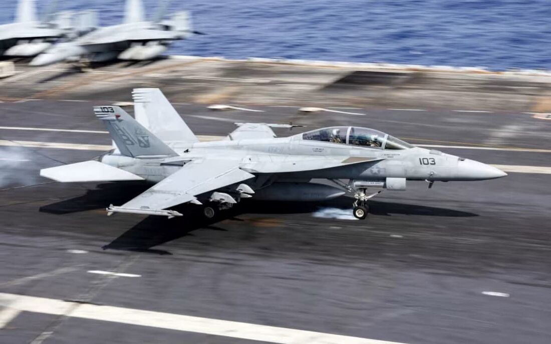 O avião, um F/A-18 F, "pousava no porta-aviões 'Harry S. Truman'" na terça-feira (6) quando o processo de frenagem falhou, fazendo com que a aeronave caísse no mar