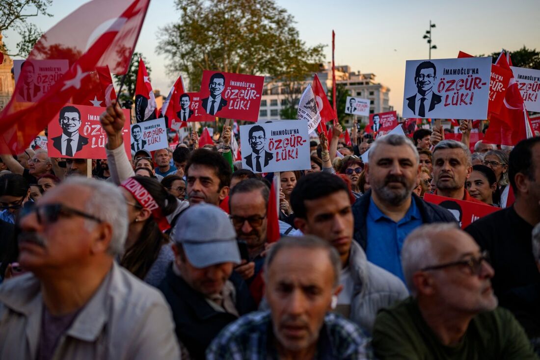 Dezenas de milhares de pessoas protestaram em Istambul em apoio ao prefeito encarcerado Ekrem Imamoglu