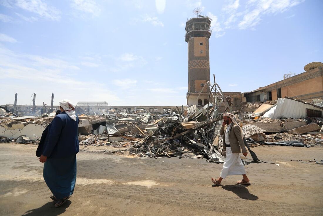 o Aeroporto Internacional de Sanaa um dia depois de aviões de guerra militares de Israel terem atingido a capital controlada pelos rebeldes do Iémen