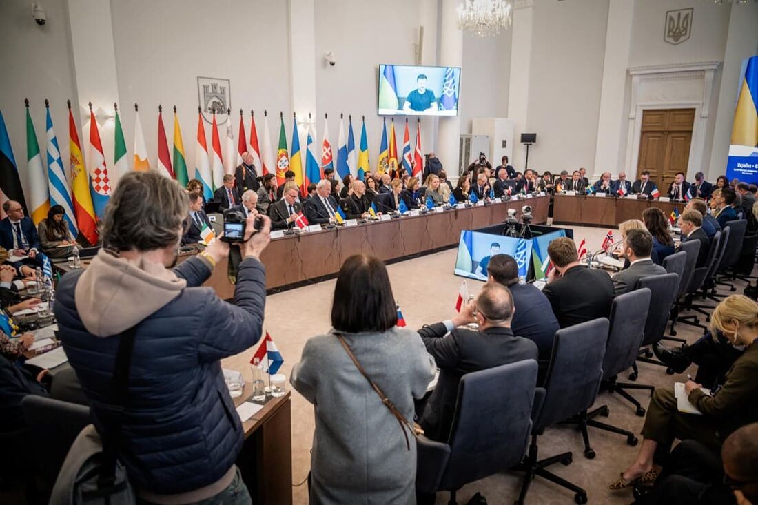 Autoridades ucranianas e outros ministros das Relações Exteriores de países europeus durante uma reunião Ucrânia-UE em Lviv