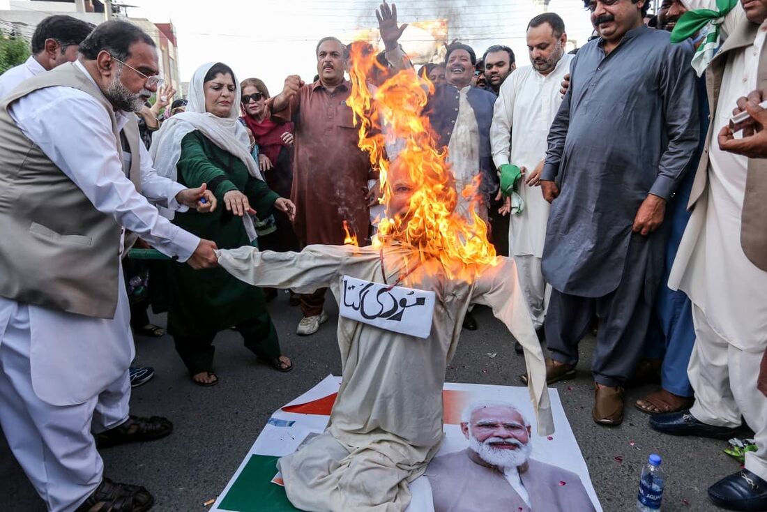 Apoiadores da Liga Muçulmana do Paquistão-Nawaz (PML-N) queimam uma efígie do primeiro-ministro da Índia, Narendra Modi, durante um protesto anti-Índia