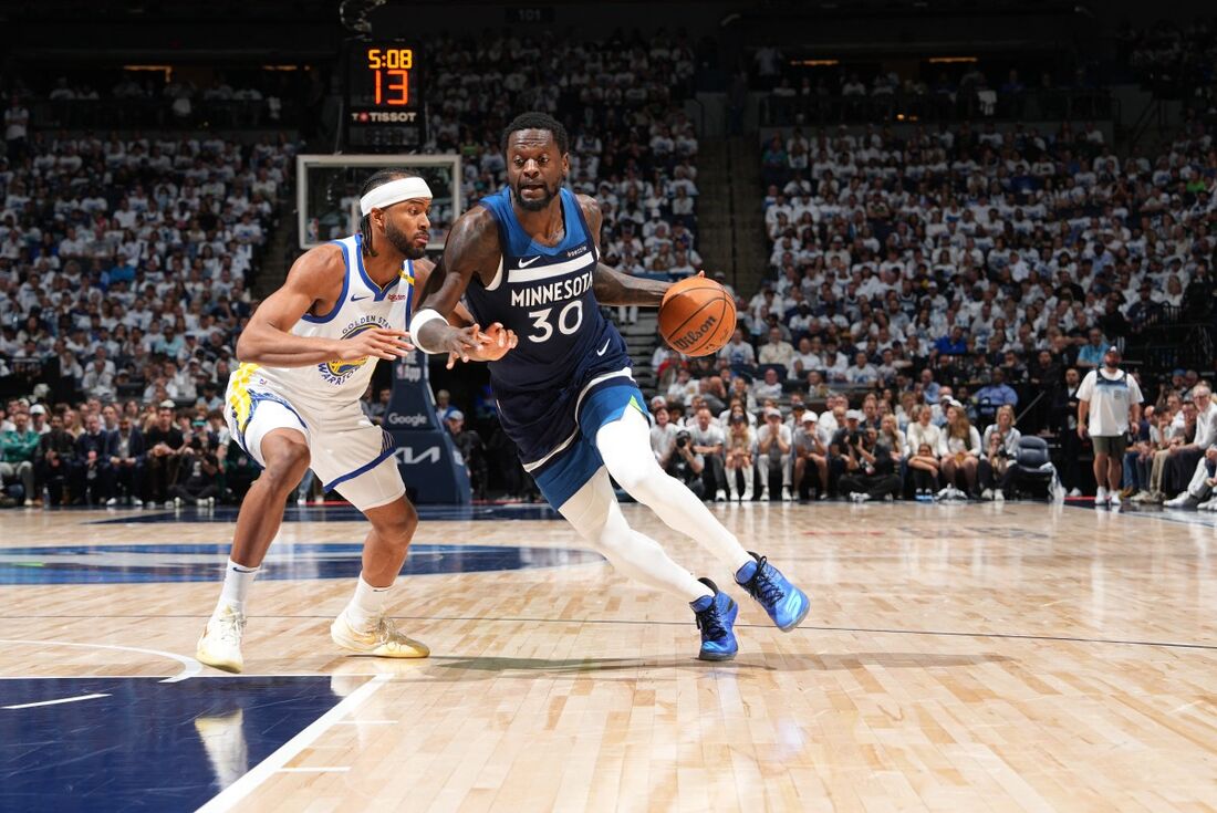Warriors sofrem sem Curry e Timberwolves atropelam nos playoffs da NBA
