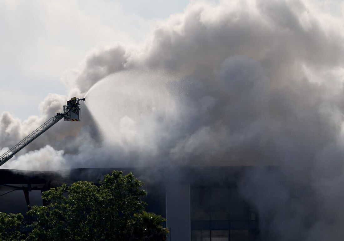 Um incêndio em uma propriedade industrial liberou uma nuvem tóxica de cloro sobre uma ampla área