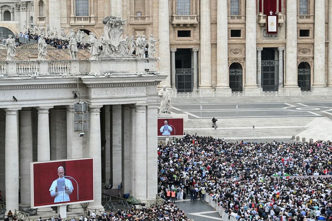 Praça de São Pedro ficou lotada para primeira missa de domingo celebrada pelo Papa Leão XVI