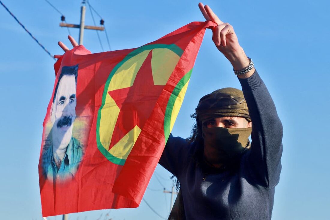 Bandeira com o retrato do fundador do Partido dos Trabalhadores do Curdistão (PKK), Abdullah Ocalan