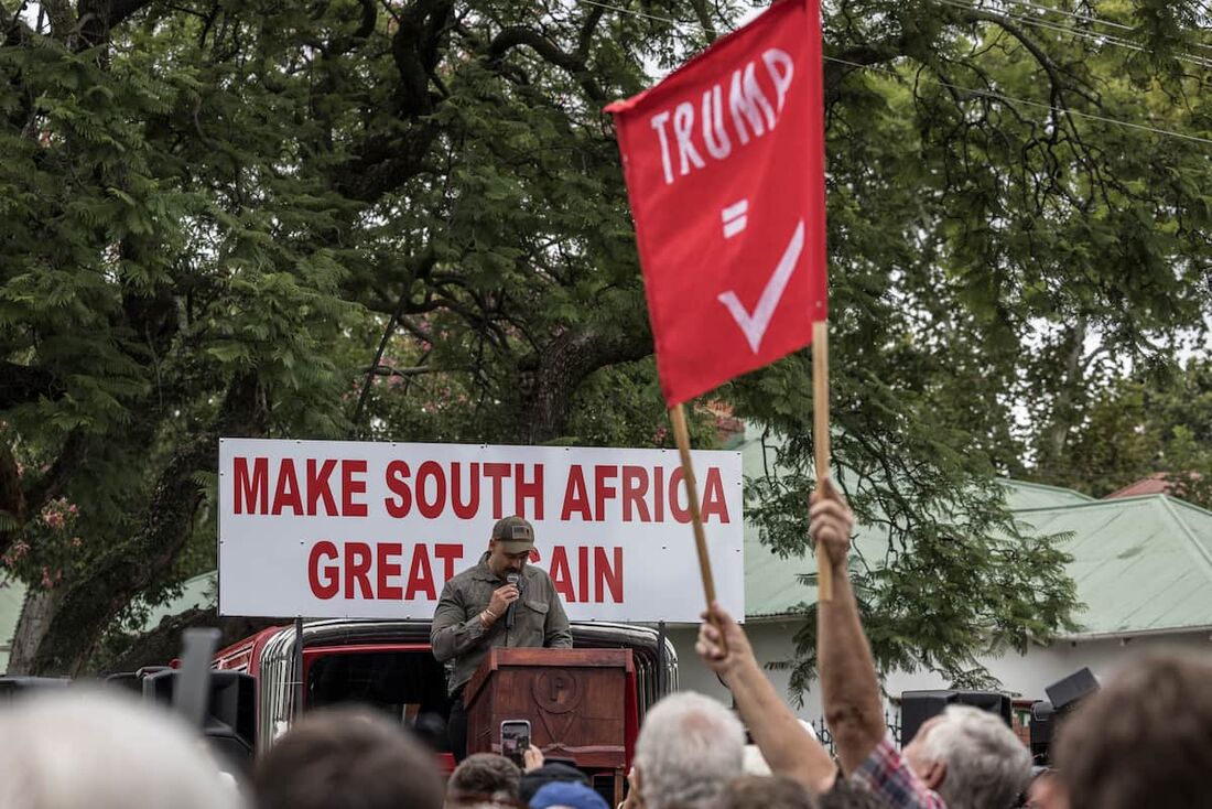 Agricultor sul-africano discursando para um grupo de sul-africanos brancos que apoiam Donald Trump reunidos em frente à Embaixada dos EUA em Pretória