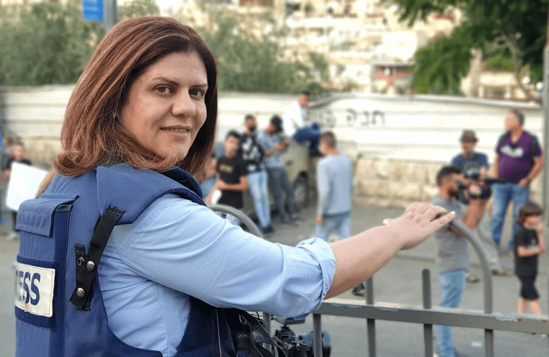 Esta foto de arquivo, obtida de uma ex-colega da falecida jornalista veterana da Al-Jazeera, Shireen Abu Akleh, mostra sua reportagem de Jerusalém em 12 de junho de 2021. 