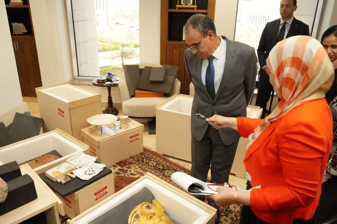 o Ministro das Relações Exteriores Badr Abdelatty observando uma coleção de artefatos contrabandeados ilegalmente para fora do Egito, após serem devolvidos à sede do ministério no Cairo em 12 de maio de 2025.