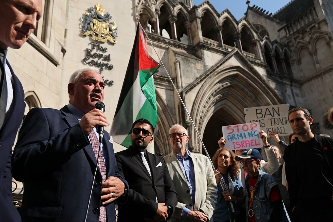 O diretor-geral da organização palestina de direitos humanos Al-Haq, Shawan Jabarin (2E), discursa com apoiadores em frente ao Royal Courts of Justice, no centro de Londres