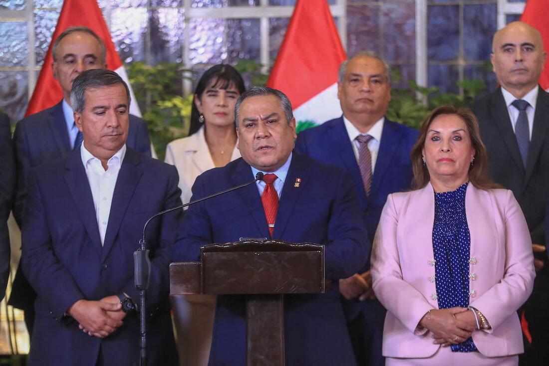 A presidente do Peru, Dina Boluarte, com o ex-chefe de gabinete peruano, Gustavo Adrianzen