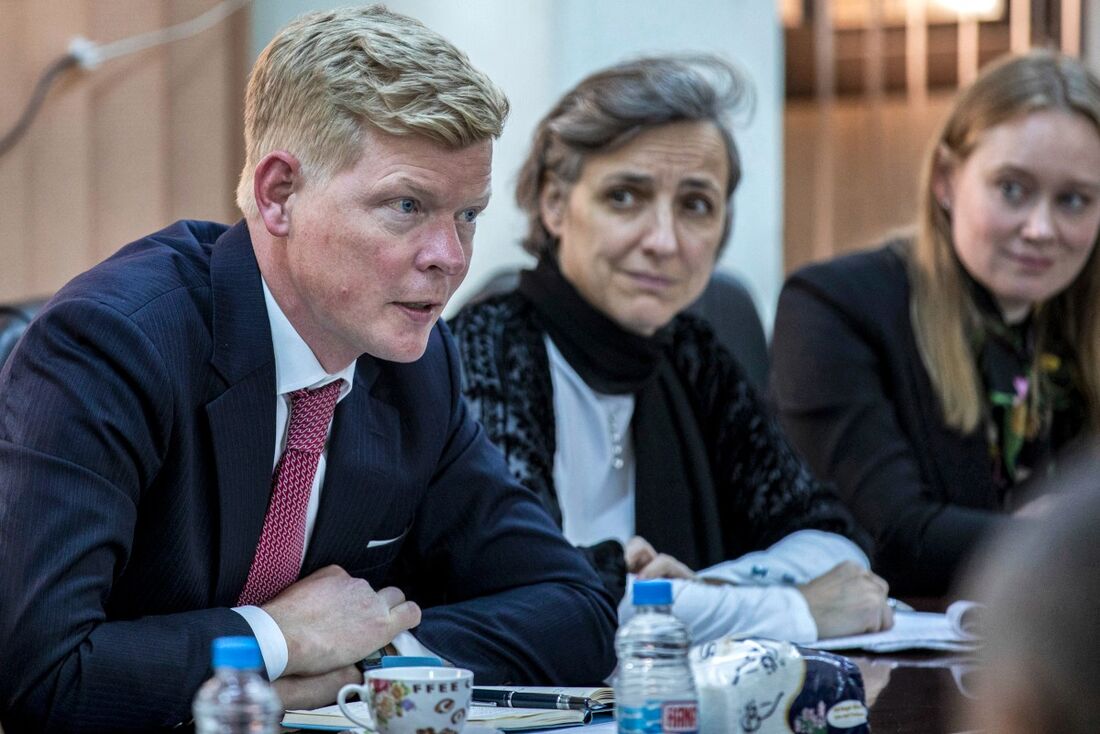 Hans Grundberg (E), enviado especial das Nações Unidas para o Iêmen