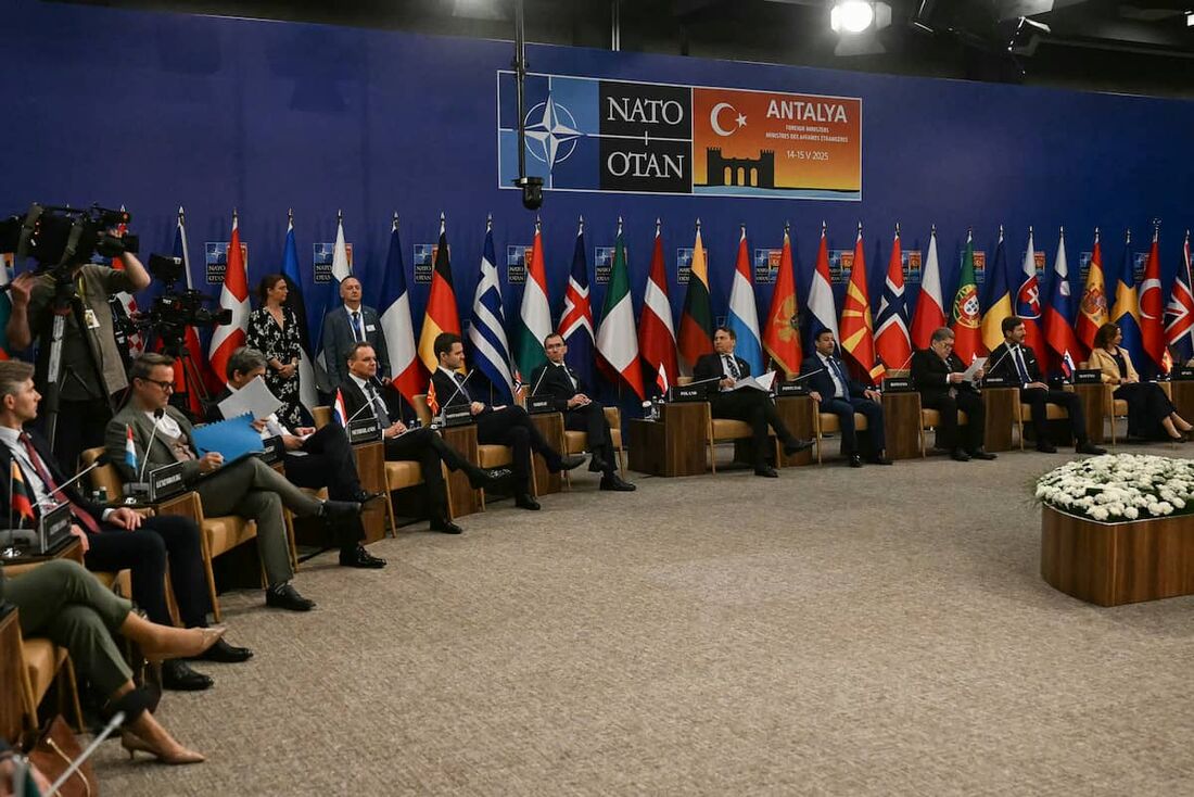 Reunião dos ministros dos Negócios Estrangeiros da Organização do Tratado do Atlântico Norte (OTAN) antes de potenciais negociações de paz entre a Ucrânia e a Rússia