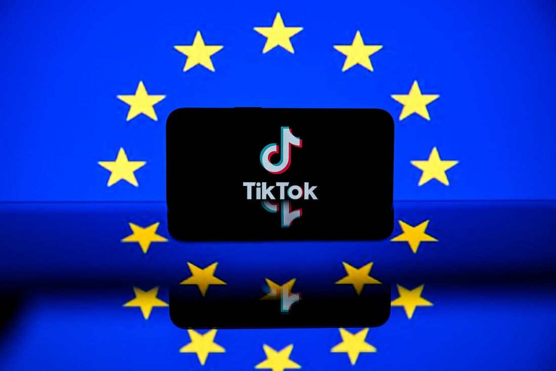 Logotipo da plataforma de mídia social TikTok e a bandeira europeia